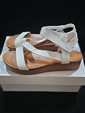 *Brand New* Cushionaire Saga Platform Sandals